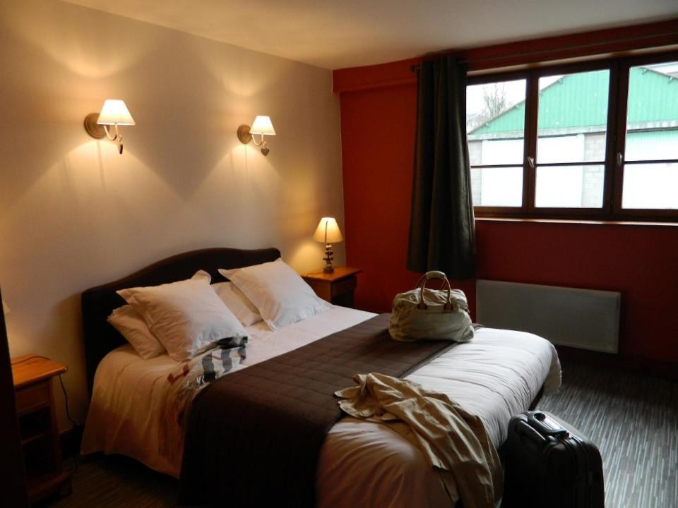 Logis - Auberge Du Colombier Guînes Eksteriør bilde