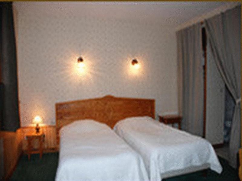 Logis - Auberge Du Colombier Guînes Eksteriør bilde